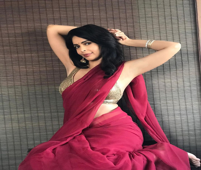 सोशल मीडिया पर काफी एक्टिव हैं मल्लिका शेरावत